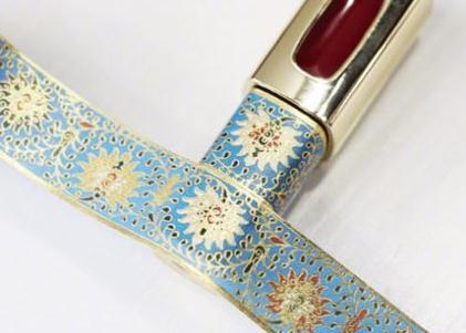 小伙为口红“贴膜”意外走红，业余摆摊月入上万