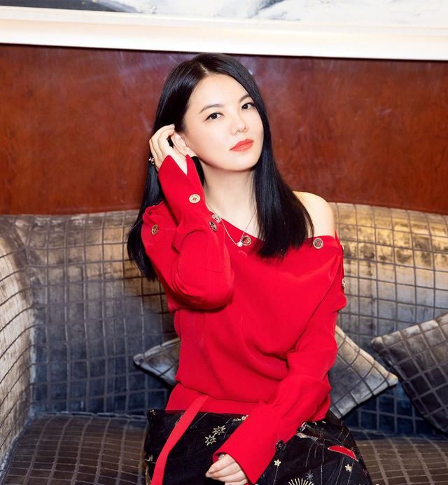 李湘又瘦了？斜肩红衣配纱裙，坐沙发上泄露秘密，网友：沙发太软