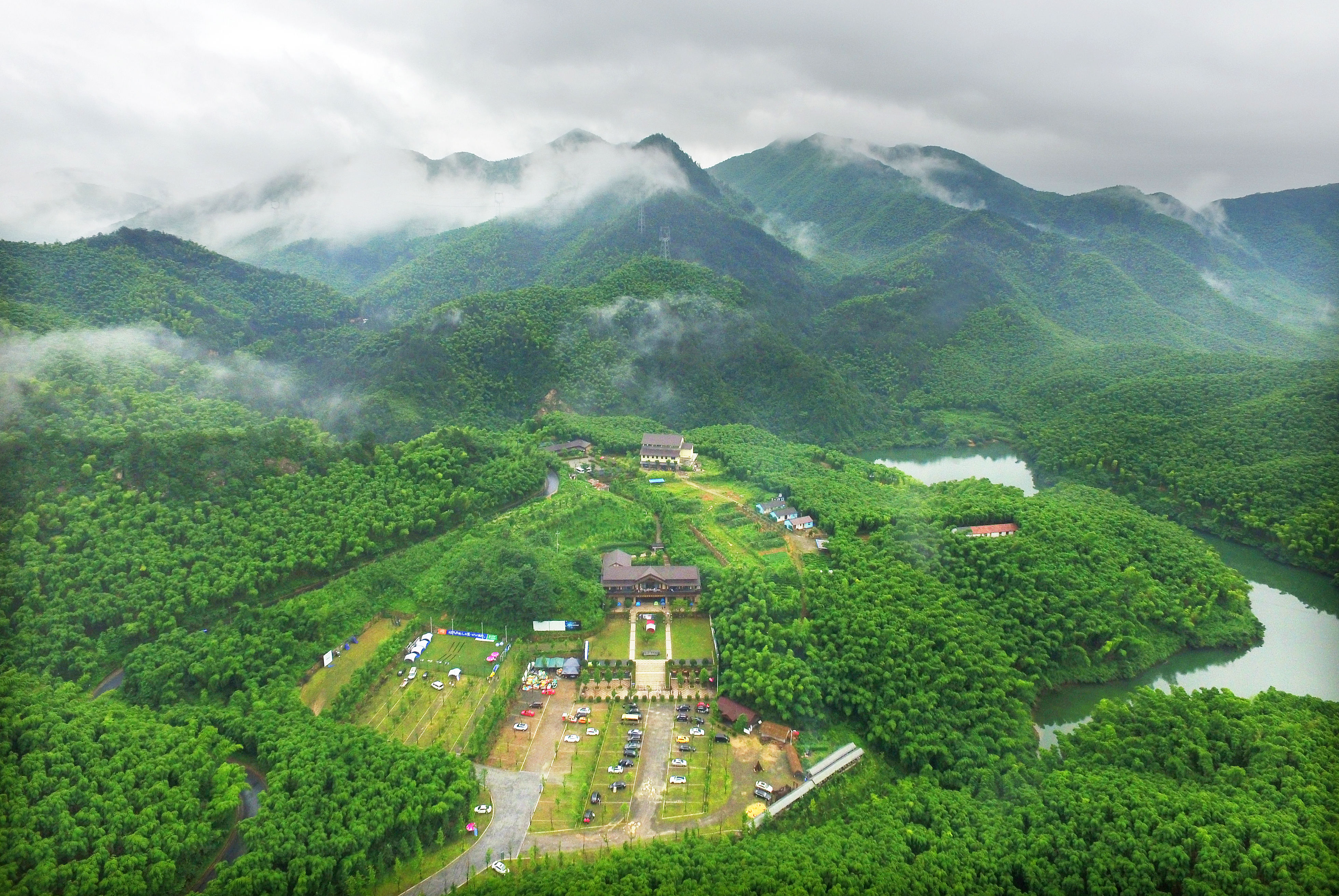 玩漂流玩桨板玩皮划艇，安吉仙龙峡不跟风玩