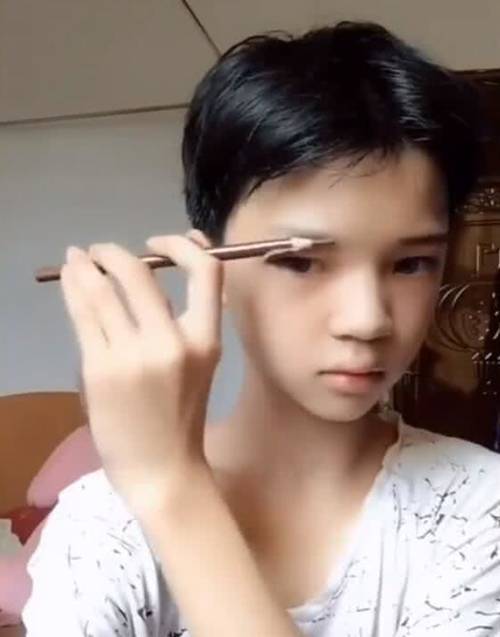 明明是个小鲜肉，化妆后变芭比娃娃