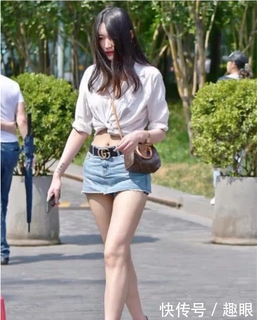  「美态」街拍：身穿超短裤的美女，尽显别样的美态，沁人心脾