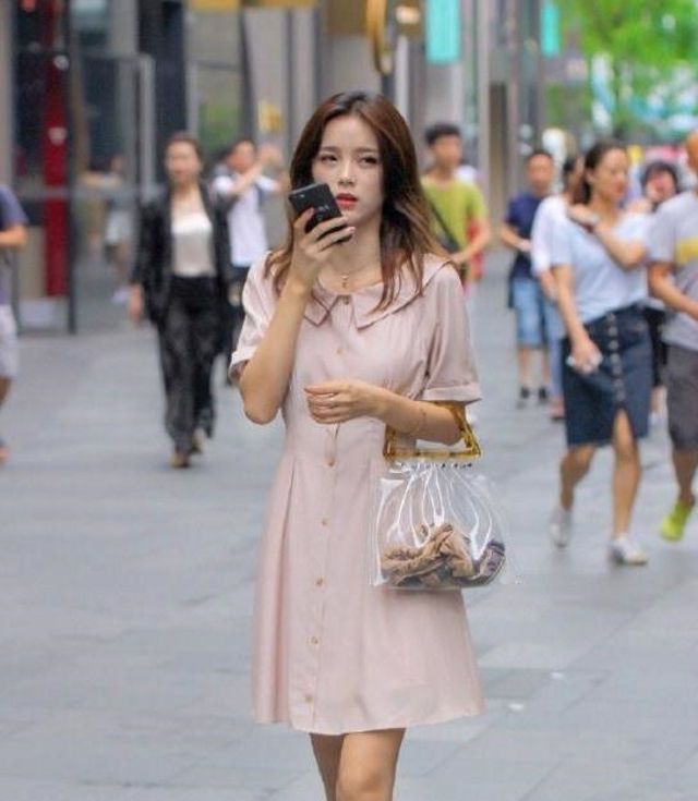  「穿着」路人街拍:小姐姐穿着短裙,时尚又显身材,这气质真的很养眼!