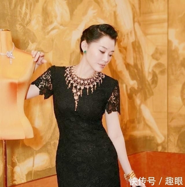 「 优雅」黑色蕾丝长裙秀身材,半百的年纪20岁身材,50岁许晴再次惊艳众人