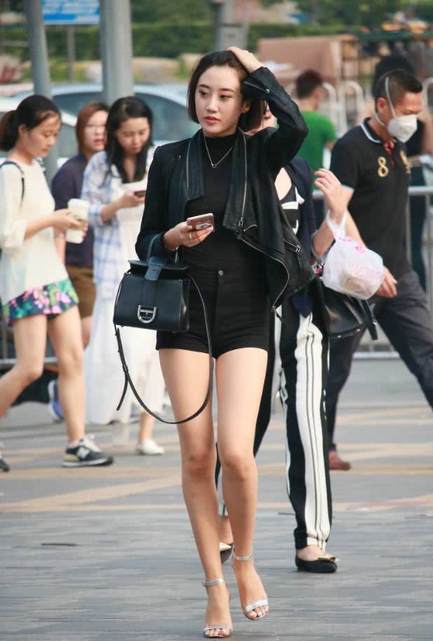 街拍：前卫性感时尚的小姐姐，一种随性气质扑面而来!