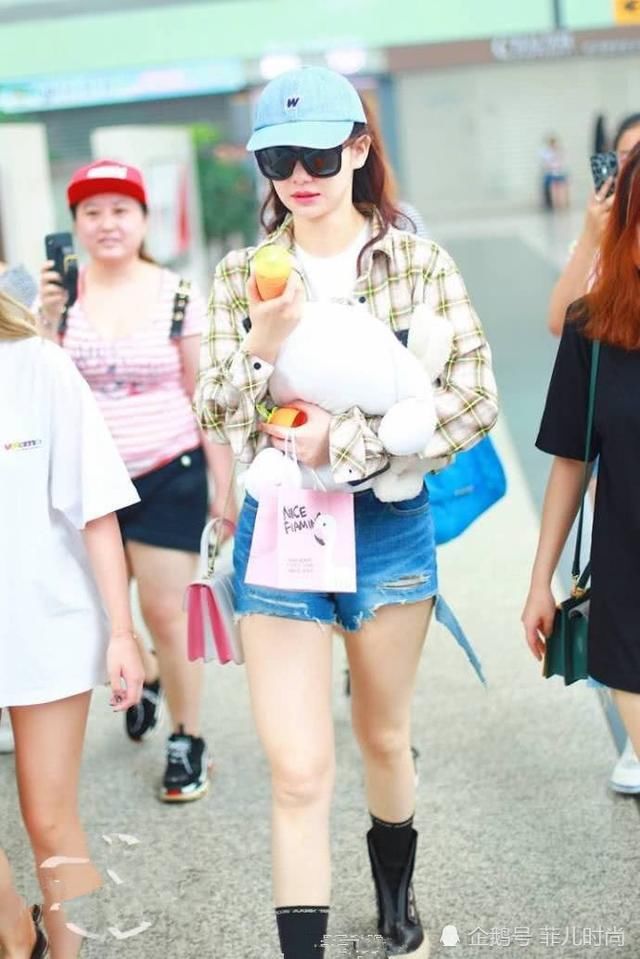 戚薇太狠了！短裤穿在腿根深处割2刀，网友：掉出来的布好想剪掉