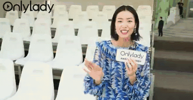 我们在巴黎大皇宫变的书报亭里问了周迅和刘雯一些小秘密……