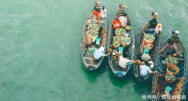 在越南旅游时,为何有的水果店老板会递手套给游客?总算明白了!