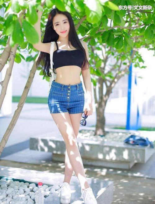 街拍：短裤搭配高跟鞋让人应接不暇，引人注目