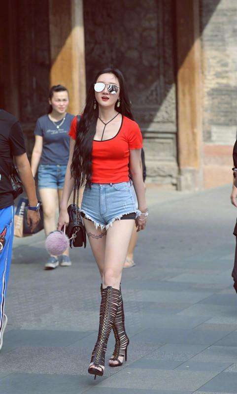 东莞街拍 性感火辣身材的长腿 是让人爱不释手 美的令人羡慕!