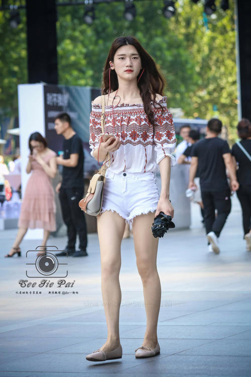 路人街拍，有点古典的小姐姐