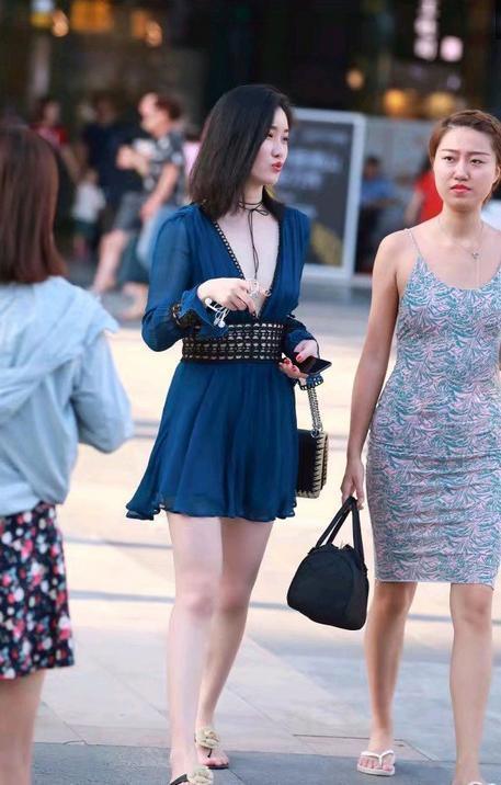 街拍：凸显凹凸有致的完美身材，身材窈窕，女人味十足
