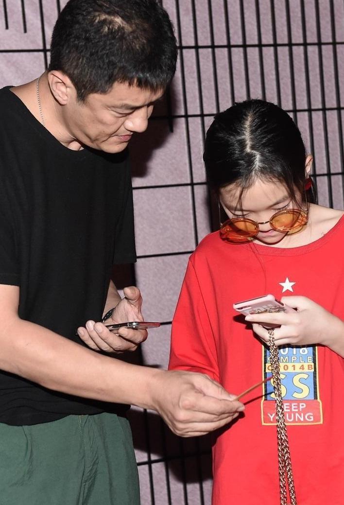 李嫣太成熟了, 才12岁只穿个超大t恤, 手上包更是“贵妇”级别