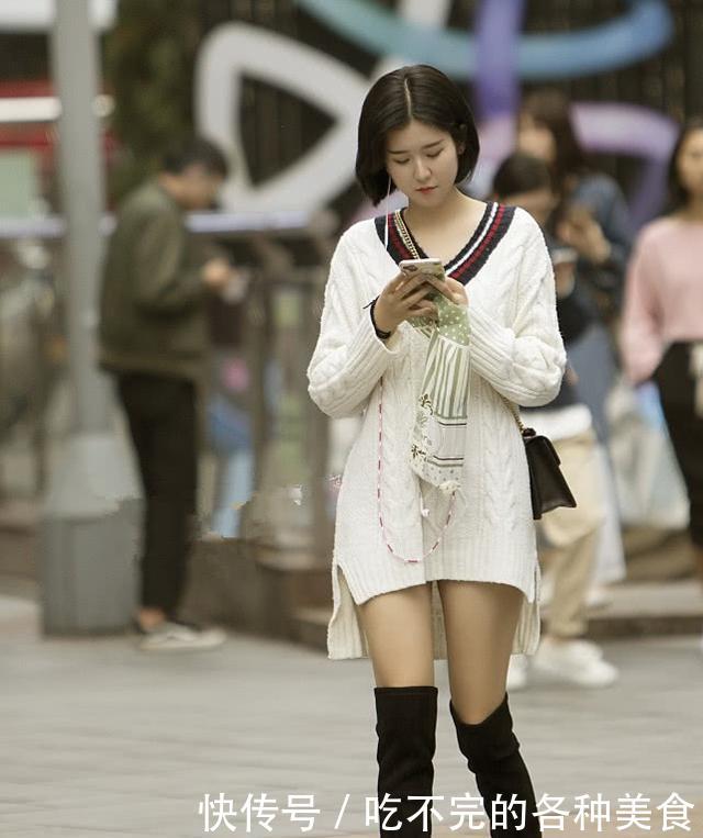  [黑色]潮人都觉得“毒液袜”配高跟鞋很土，但她非要这样穿，意外显腿长！