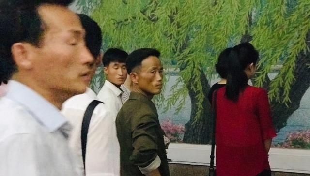 『平壤街头』朝鲜印象:朝鲜女人喜欢穿的几种服装?