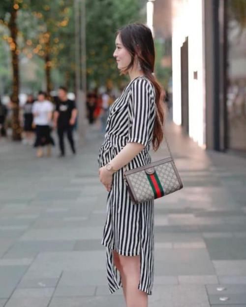  『短袖』街拍：面带笑容的美女，一件粉色短袖配白色短裤，时尚女性风采