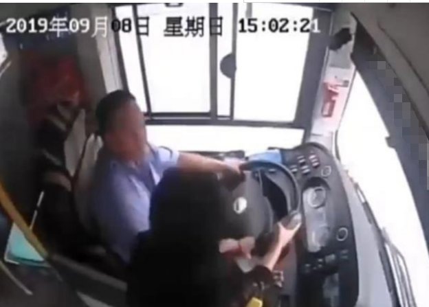  [站点]又抢方向盘！女子因站点停车问题抢方向盘，乘客：没看新