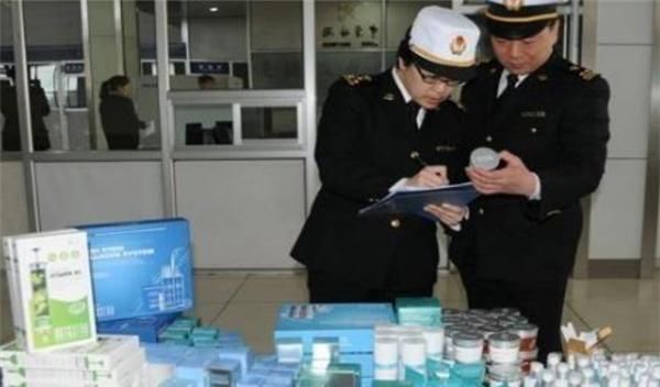 刚从韩国飞回来的中国游客，才下飞机就排队交罚款，这是为什么？