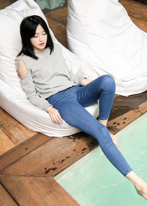 紧身裤轻松又前卫, 气质妹子不羁洒脱,显女人迷人风采!