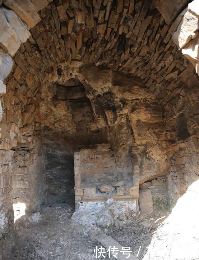 “悬崖”上废弃的窑洞村： 全村娶妻难, 50年间仅娶进一个媳妇儿