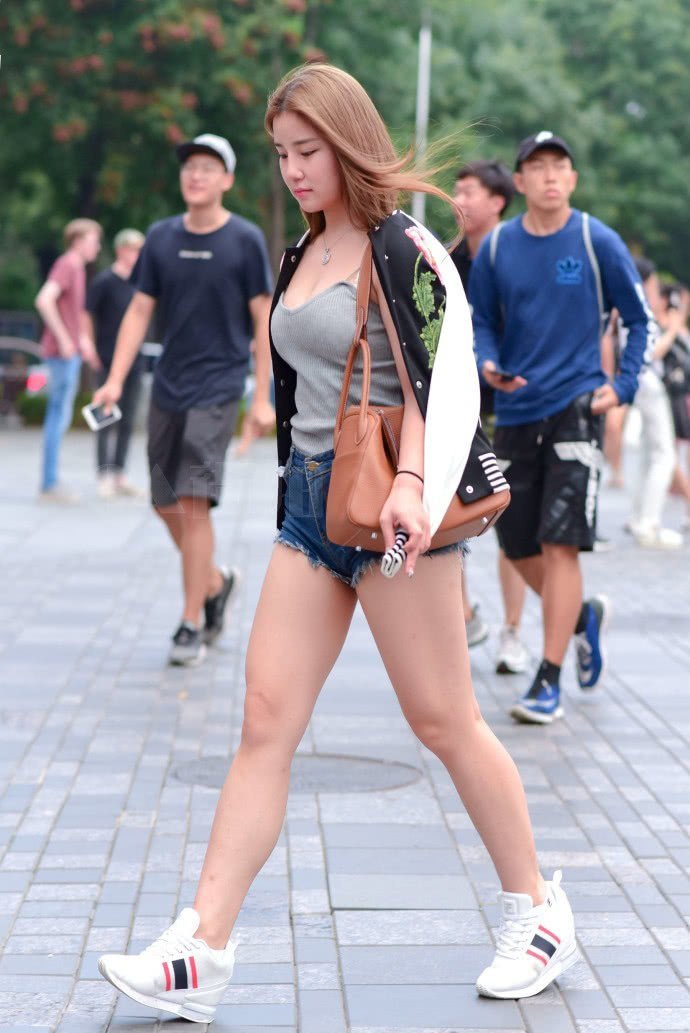 白兮兮、胖乎乎的美女,吊带衣穿很低,好身材的苗条小姐姐没得比