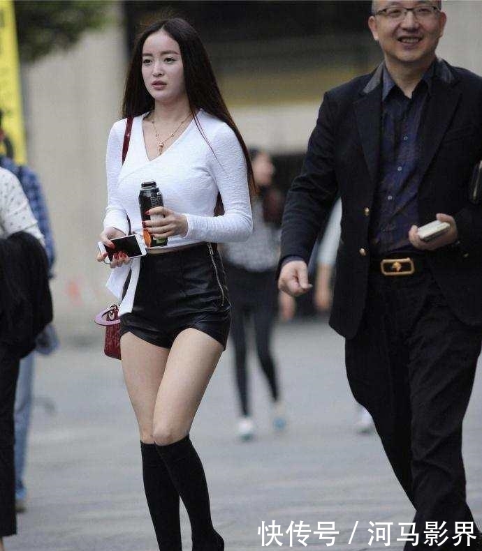 美女■美女穿过膝袜搭配包臀裤出街, 旁边的男人是她父亲吗，街拍
