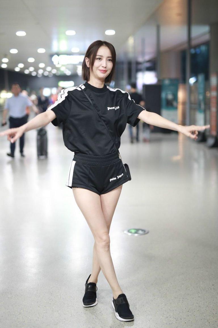 佟丽娅不仅是苗条，身高165体重80，这是干瘦的表现！