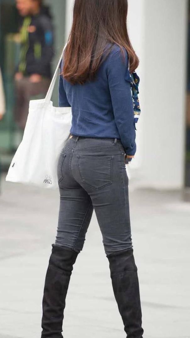 街拍：婴儿肥小姐姐紧身牛仔裤显出了条条弧线，秀出一双修长美腿