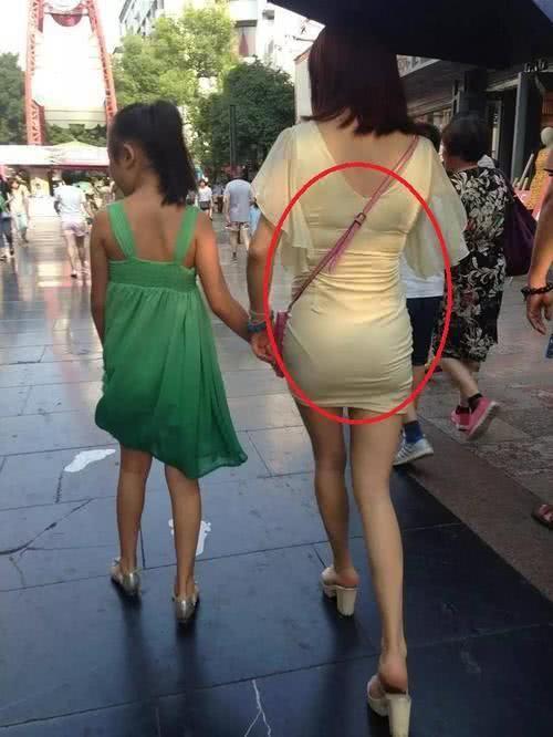 妹子，空有一双大长腿身材倒是挺胖的啊，裙子都被撑成啥样子了