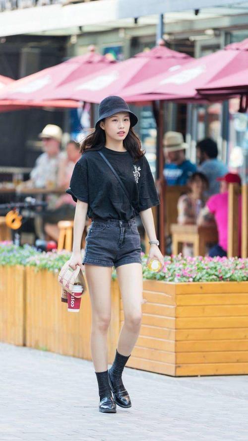 街拍：比紧身裤还紧的瑜伽裤，小姐姐穿了它大大方方的出门