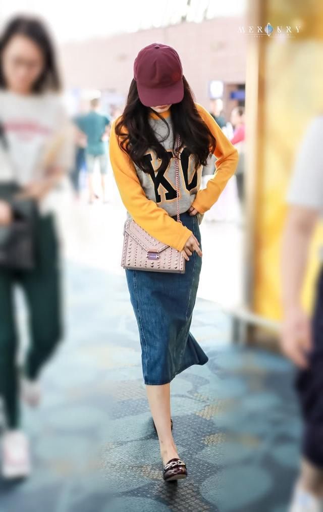 杨幂瘦过头！最小码的裙子都撑不住，缝了那么多针居然还如此宽松