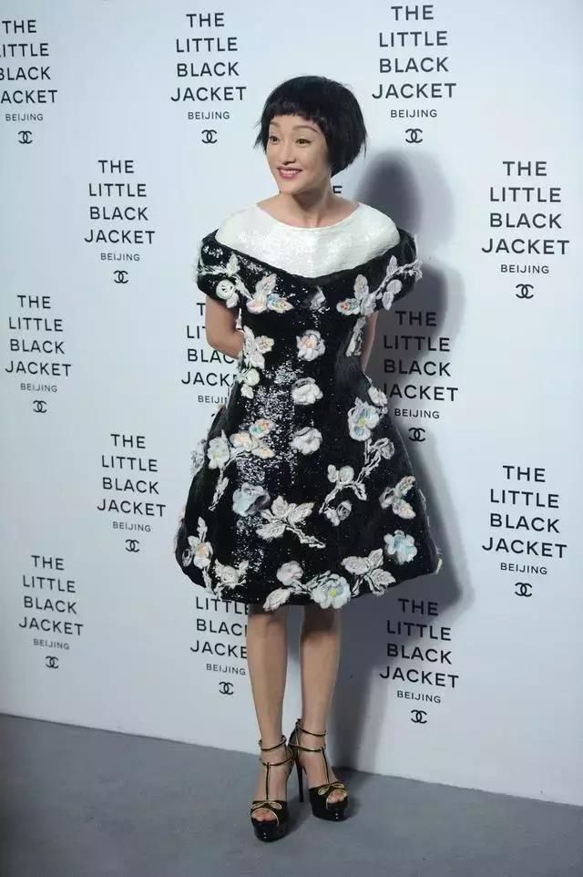 周迅为了增高可是拼了，踩着两根“细针”走楼梯，不怕摔跤?