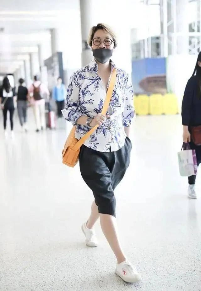  「奶奶」毛阿敏真是个潮奶奶，穿花衬衫还要搭短裤，57岁比年轻人还时髦！