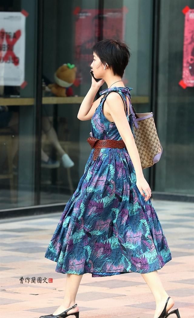  连衣裙■街拍：美女简单又美丽，就穿连衣裙