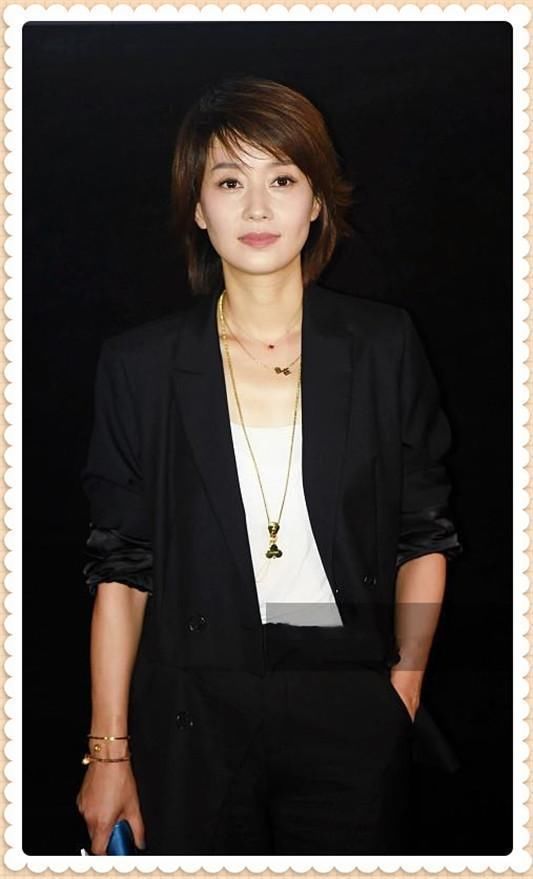 164马伊琍穿西装阔腿裤却配平底小白鞋?网友:终于理解文章了!