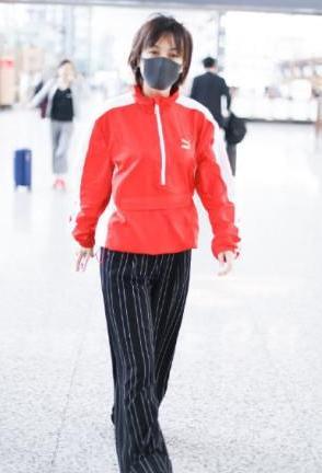 吴昕机场走秀穿错衣服，一脸青春却穿了一条大妈的裙子！