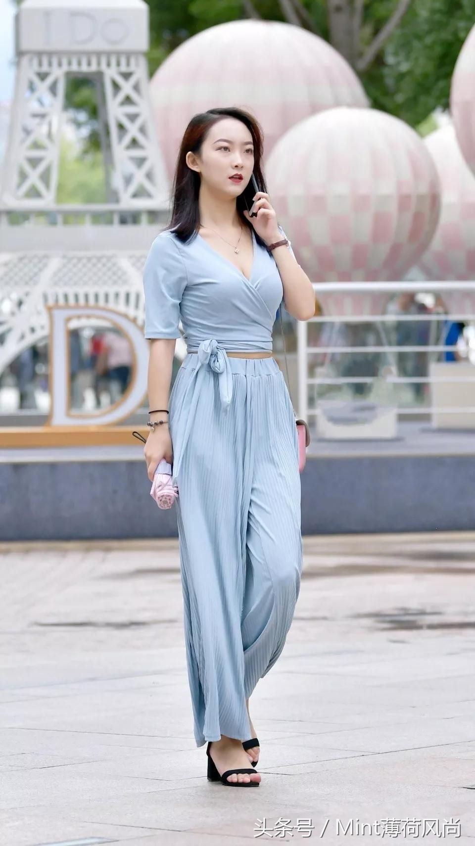 成都街拍:浅绿色套装+黑色高跟凉鞋,温婉秀气