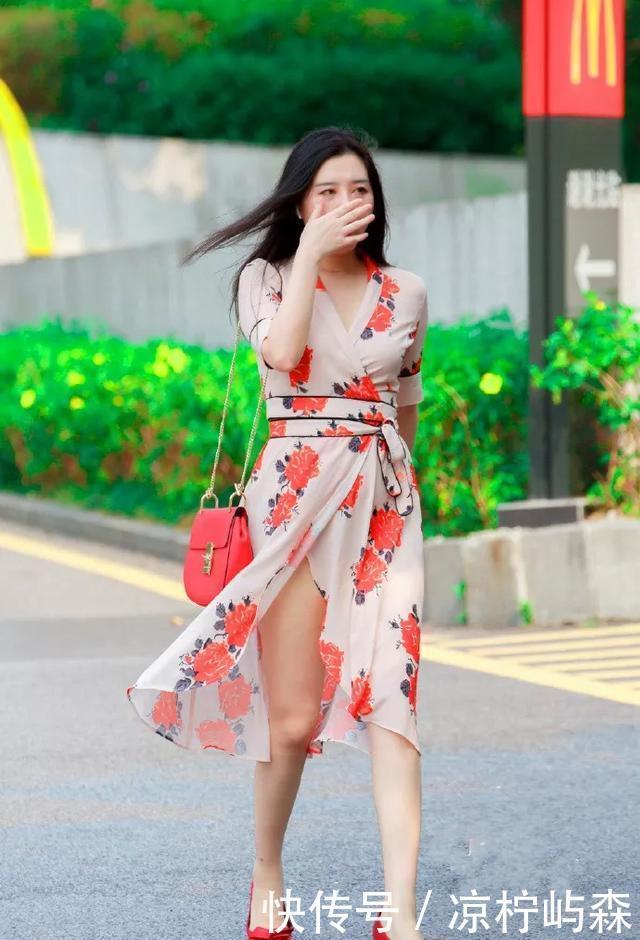 「配上一双」美女下半身高腰百褶裙搭配尖头高跟鞋,有着十足的运动风