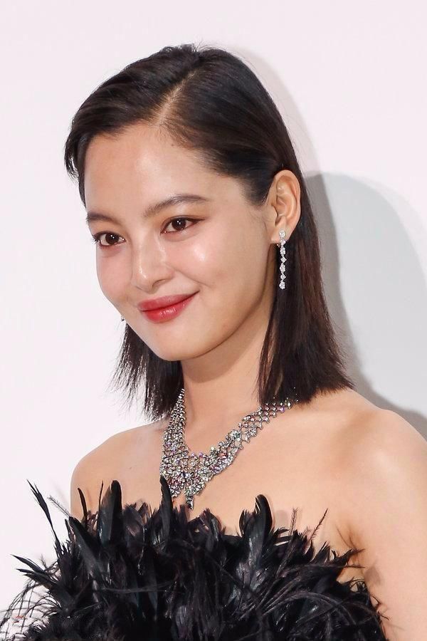 辛芷蕾“黑乌鸦”造型上红毯，网友:就不能鲜艳一点?