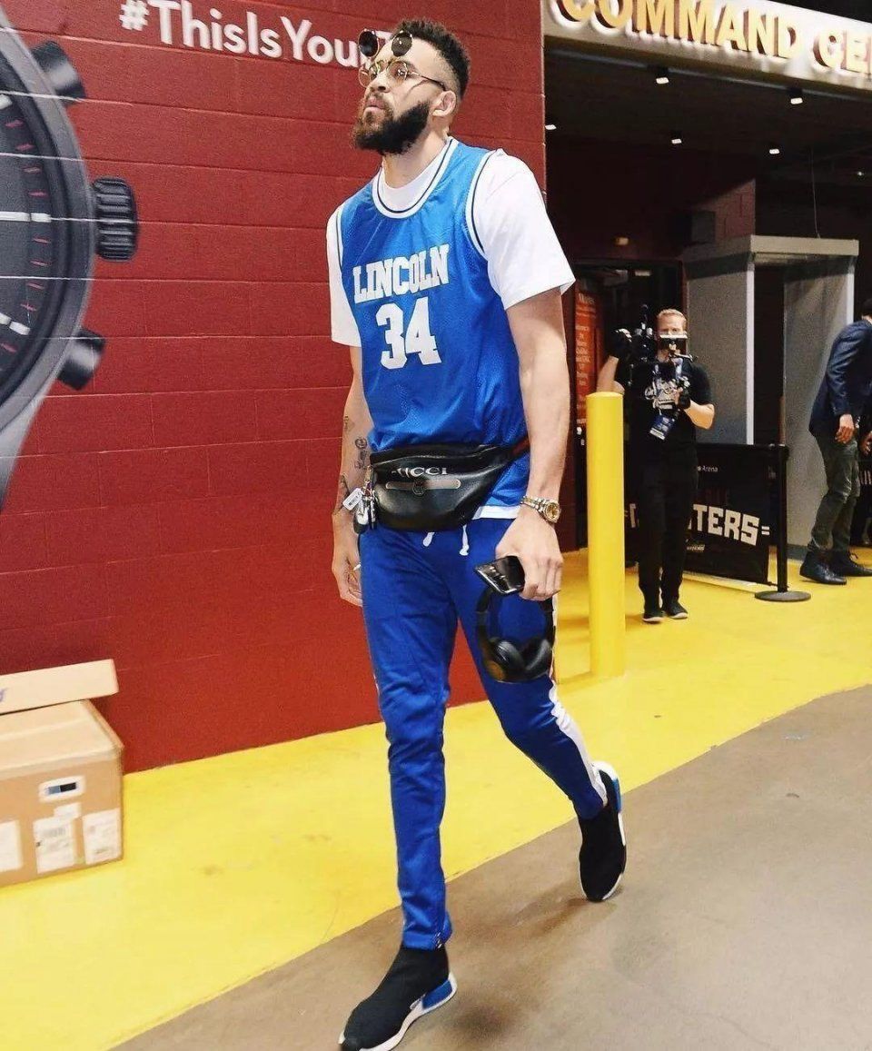 为什么女生穿背心很性感，男生穿就像老大爷!