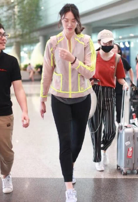 当192惠若琪穿上超短裤,网友:她这种腿是真实存在的吗?