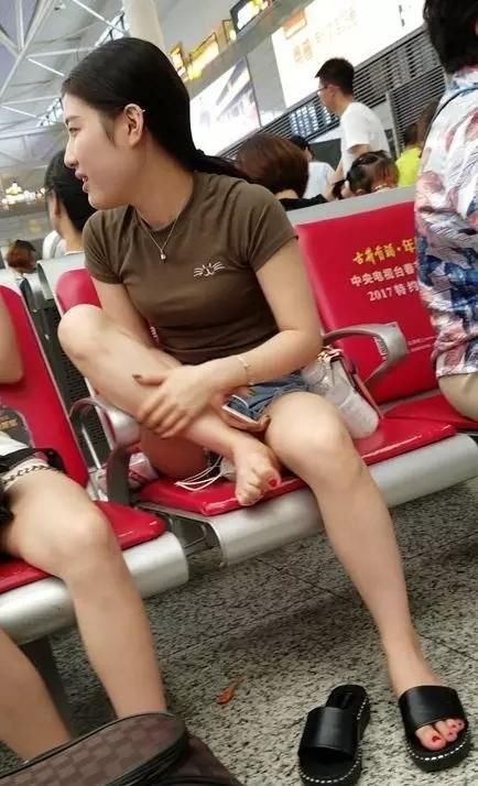 街拍：穿牛仔短裤，很淑女的一位性感美女