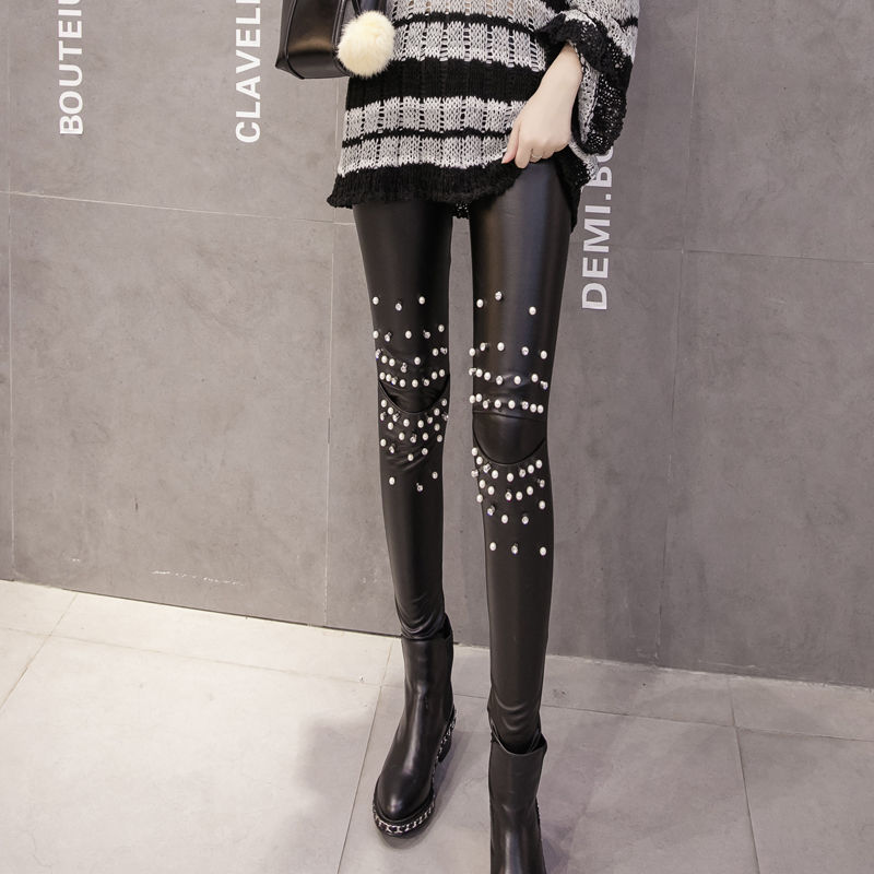 这么吸睛的皮裤还是头一次见，难怪老婆一口气全买，洋气又显瘦