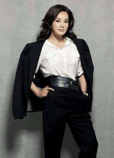 刘晓庆机场穿娃娃装狂扮嫩，然而看到她眼周细纹的我差点被吓哭！