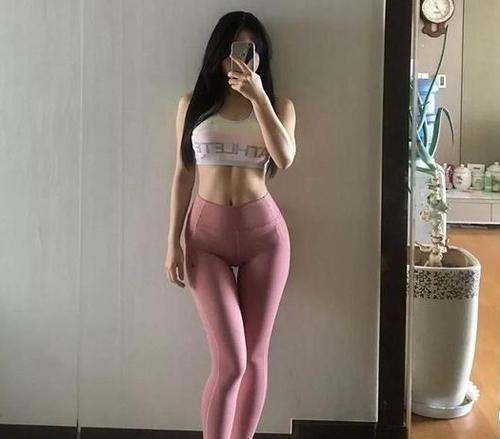 气质不凡的打底裤小姐姐,穿出曼妙身姿,身材好穿什么都迷人!