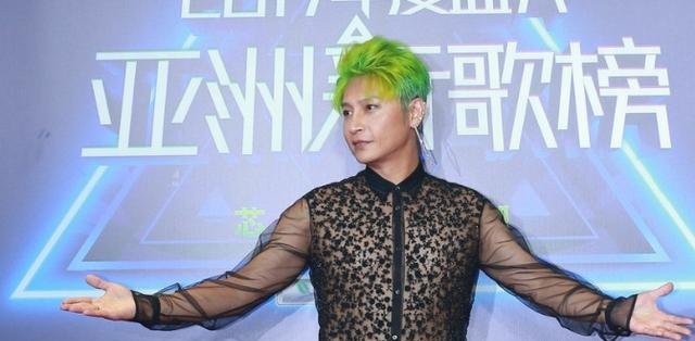 一头爆绿的头发,杀马特造型,透视网衣,赚足眼球.