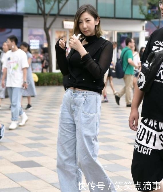『完美』街拍美女:身材、颜值完美的小姐姐,牛仔裤美丽动人,魅力十足!