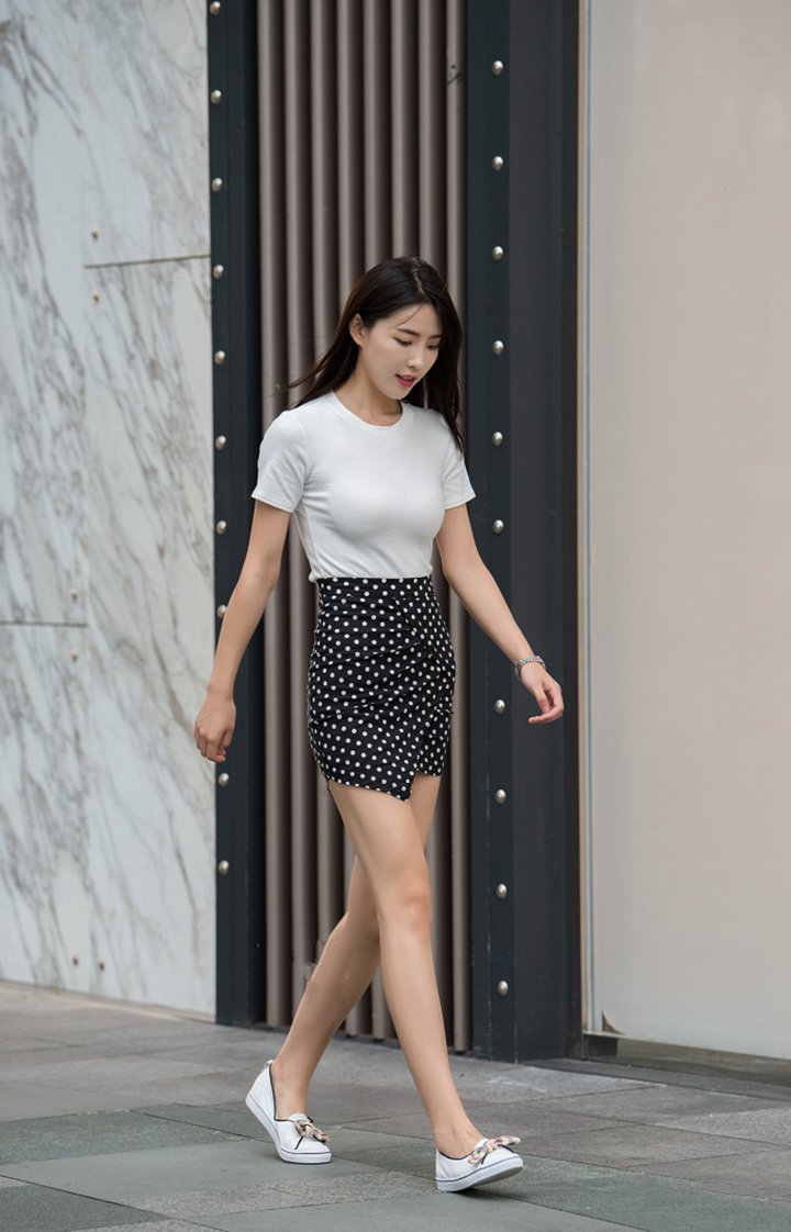 身材苗条的小姐姐，穿什么都那么优雅迷人！