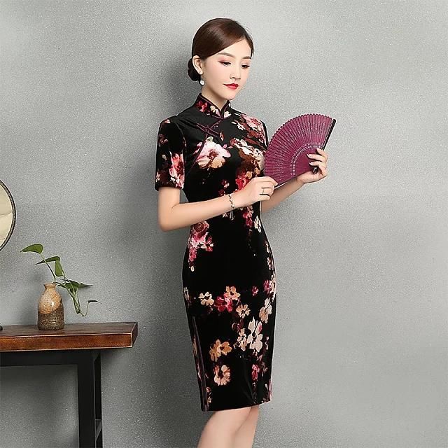 如画丝绒旗袍，如玉倾城美人，一颦一笑风韵万千！