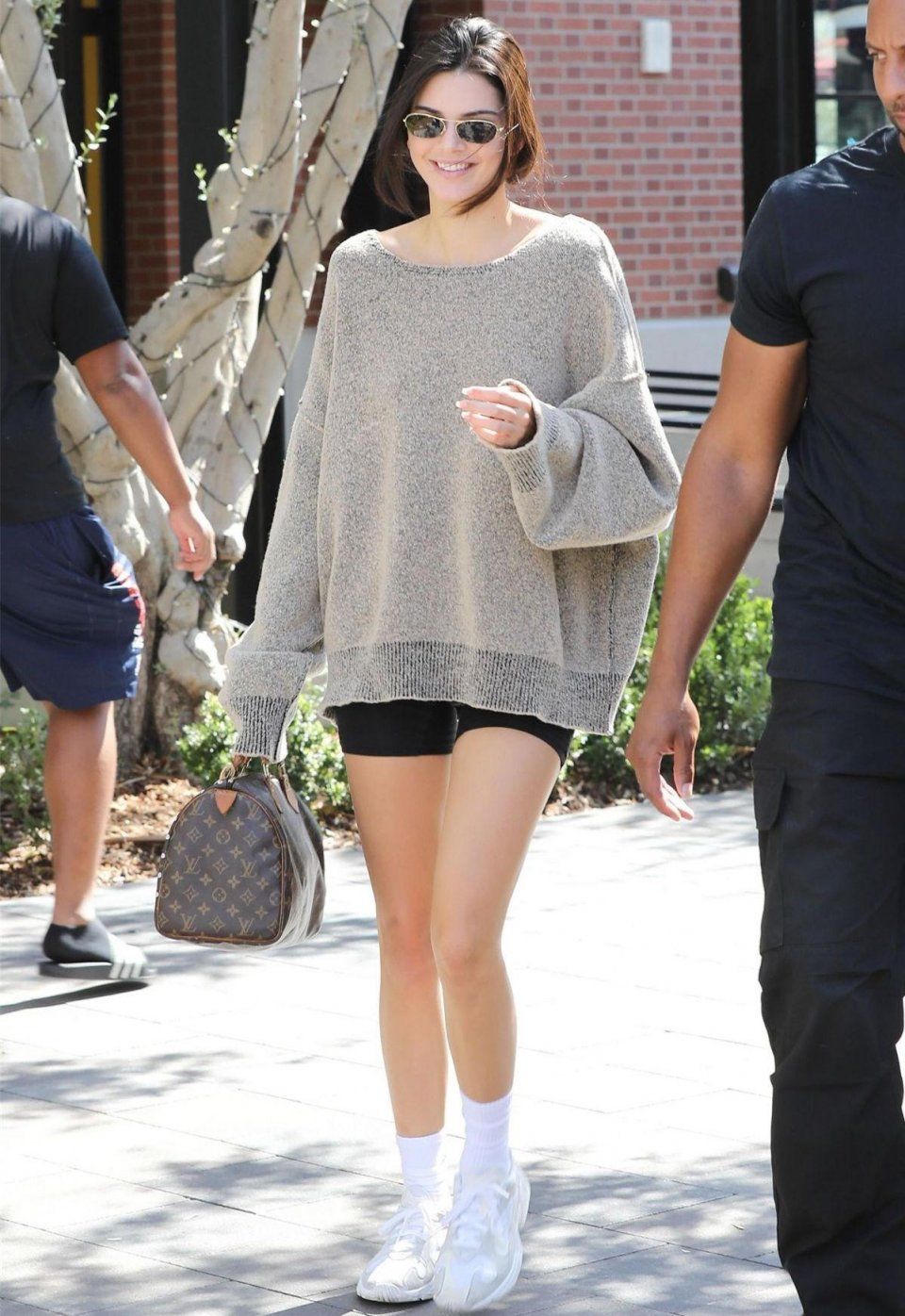 肯达尔詹娜出门被拍,毛衣配短裤,超模的混搭就是与众不同!