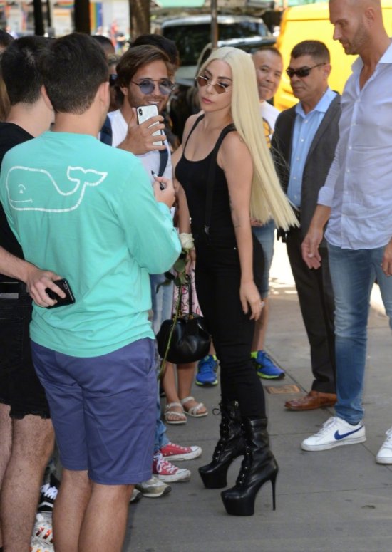 Gaga脚踩恨天高全黑look出街，前凸后翘大秀事业线!